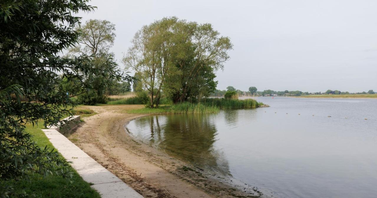 Cool Huisje Aan De Maas Villa Op-Op-Andel Екстериор снимка